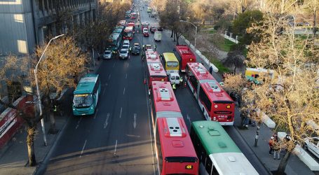 Flujo vehicular aumentó 6,57% esta mañana en el Gran Santiago