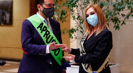 Diputada Pamela Jiles entrega banda del “Apruebo” al diputado Jaime Mulet