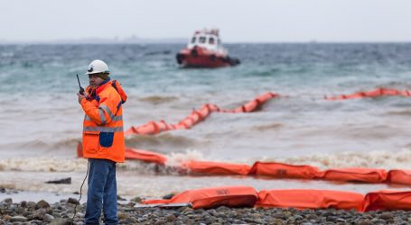 Emergencia ambiental en Calbuco: Muelle se hundió con alimentos para salmones