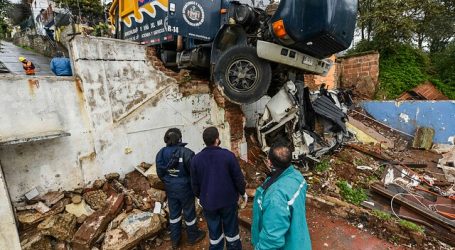 Camión de aseo municipal chocó contra barrera de contención en Viña del Mar