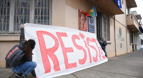Mujeres se toman oficina de radio para pedir libertad a presos políticos mapuche