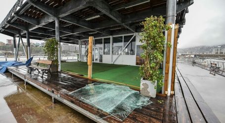 Restaurant de Muelle Barón sufre daños en su local por marejadas en Valparaíso