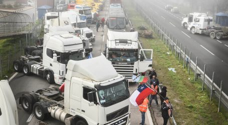 Camioneros presionan a transportistas para sumarse a la movilización