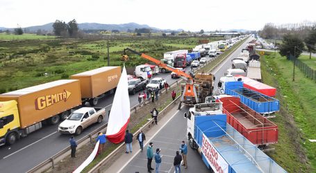Con una bandera gigante los camioneros de Temuco dieron inicio al paro nacional