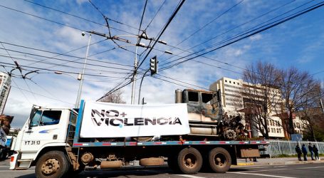 Camioneros protestan con vehículos quemados frente al Congreso en Valparaíso