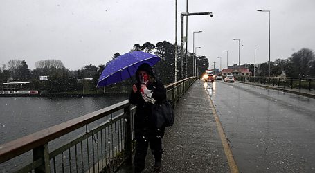 Nieve en Valdivia: Habitantes de la ciudad sorprendidos por inédito fenómeno