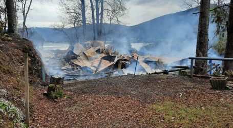 Otro ataque incendiario en Arauco: Queman cuatro cabañas en Lago Lanalhue