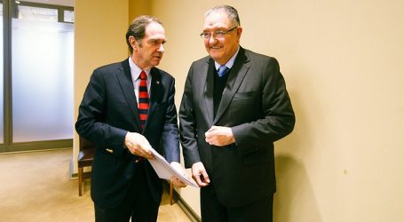 Huenchumilla responde a Larraín por retraso en reforma a notarías