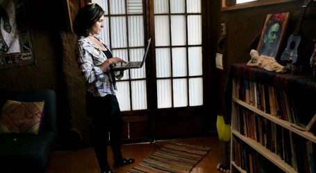 Artista viñamarina se reinventa con talleres de escritura creativa a distancia