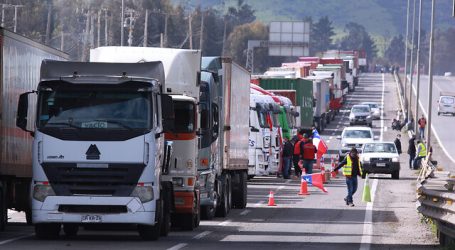 Camionero muere atropellado por otro camión que cruzaba bloqueo en Curicó