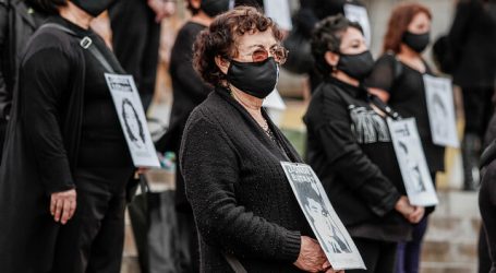 Mujeres de luto conmemoran a las víctimas de la dictadura en Catedral de Arica