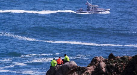 Continúan labores de búsqueda de hombre que cayó al mar en El Quisco