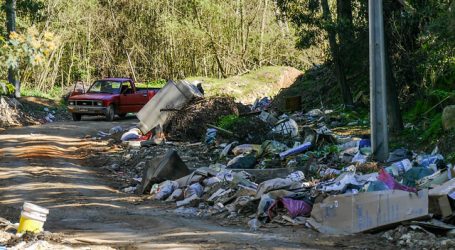 Basural clandestino en Valparaíso lleva más de 10 años indignando a los vecinos