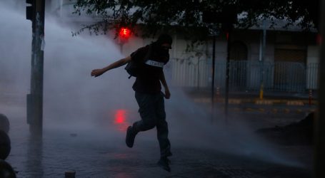 Carabinero resulta herido tras ataque con molotov en subcomisaría de Peñalolén