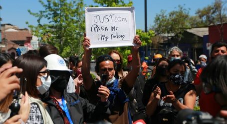 Realizan banderazo en apoyo a joven que cayó al lecho del río Mapocho