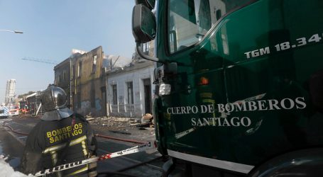Al menos 40 damnificados tras enorme incendio en el centro de Santiago