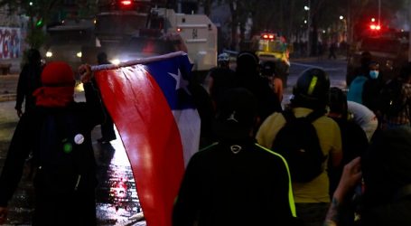 Incidentes en Plaza Baquedano dejaron 6 detenidos y dos buses quemados