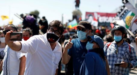 Alcalde Jadue se retira de Plaza Italia tras incidente con manifestantes