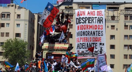 Manifestantes nuevamente pintan de rojo la estatua de Baquedano en Plaza Italia