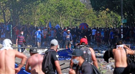 Se registran incidentes entre manifestantes en Plaza Baquedano