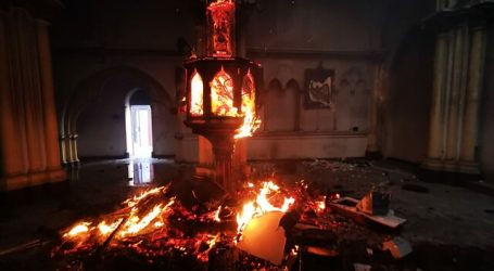 Saquean e incendian iglesia institucional de Carabineros