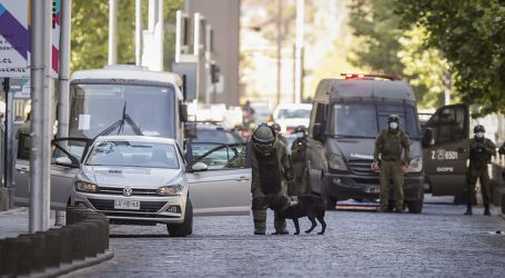 Carabineros realizó operativo por auto abandonado a un costado de La Moneda