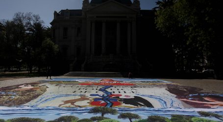 Greenpeace despliega enorme obra frente al Museo de Arte Contemporáneo