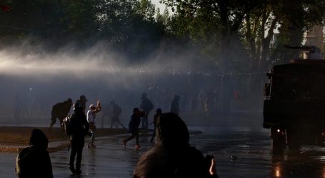 Dos detenidos en incidentes por manifestaciones en Plaza Baquedano