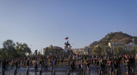 Incidentes se registran en Plaza Baquedano previo al cierre de mesas