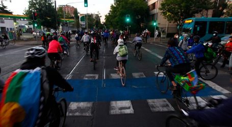 Ciclistas se manifiestan en Plaza Baquedano para mejorar la convivencia vial