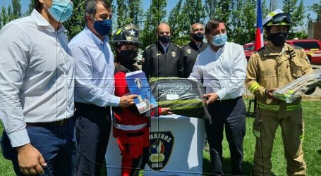 Bomberos recibió uniformes para incendios forestales y urbanos en la RM