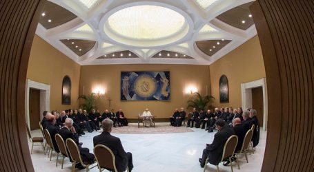 El Vaticano investiga al cardenal Becciu por malversación de fondos