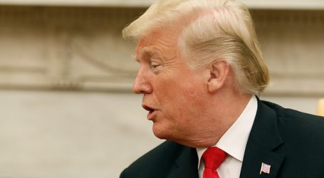 Trump se pasea por las inmediaciones del hospital para saludar a sus seguidores