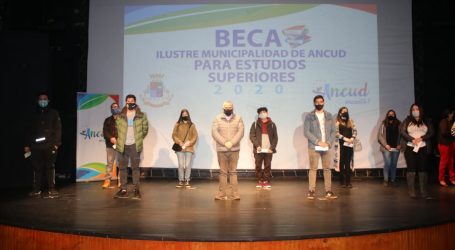 Municipalidad de Ancud entrega 144 becas, por 48 millones de pesos