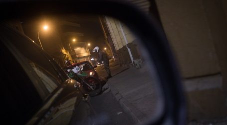 Detienen a hombre que manipulaba armamento afuera de su casa en Santiago