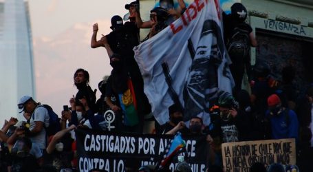 Al menos 3 detenidos dejan protestas del viernes en Plaza Baquedano
