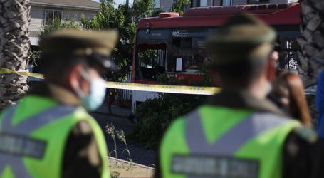 Bus del sistema RED impactó contra dos casas en la comuna de Maipú