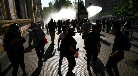 Cierran estación Universidad de Chile por manifestaciones en el exterior