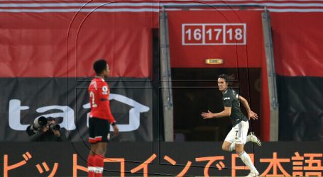 Cavani ofreció disculpas tras anunció de que será investigado por la FA