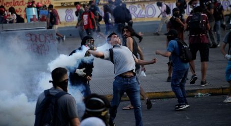 Cierran estaciones del Metro por manifestaciones en el centro de Santiago