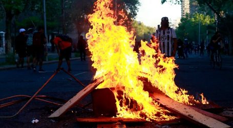 Cuatro buses RED quemados y siete detenidos tras manifestaciones en Santiago