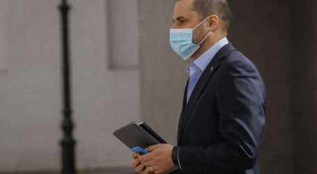 Bellolio responde a críticas por “excesivo protagonismo” de Piñera por vacunas