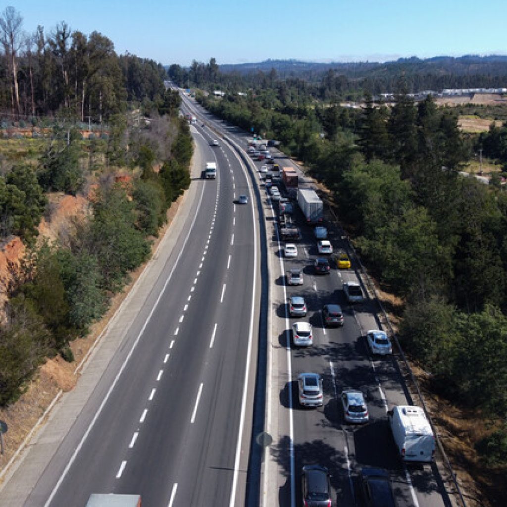 Más de 100 mil vehículos salieron de Santiago este fin de semana largo