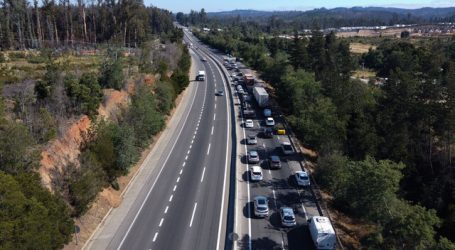Más de 100 mil vehículos salieron de Santiago este fin de semana largo