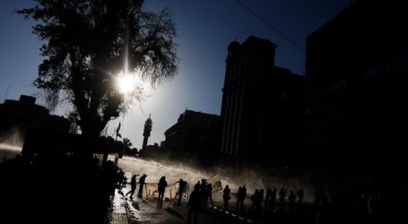 Carabineros reportó 19 detenidos en jornada de protestas en centro de Santiago