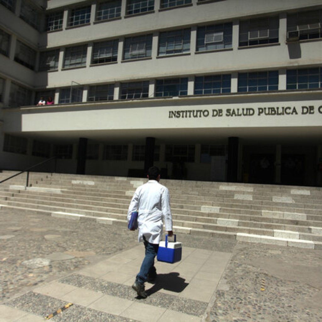 ISP afirma que cepa identificada en Reino Unido no ha sido detectada en Chile