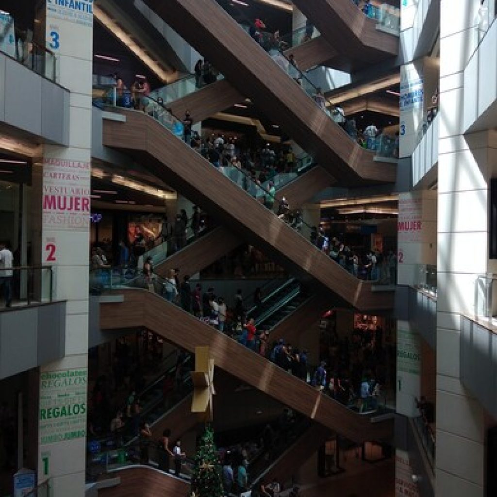 Seremi abre sumario sanitario contra el Costanera Center tras aglomeraciones