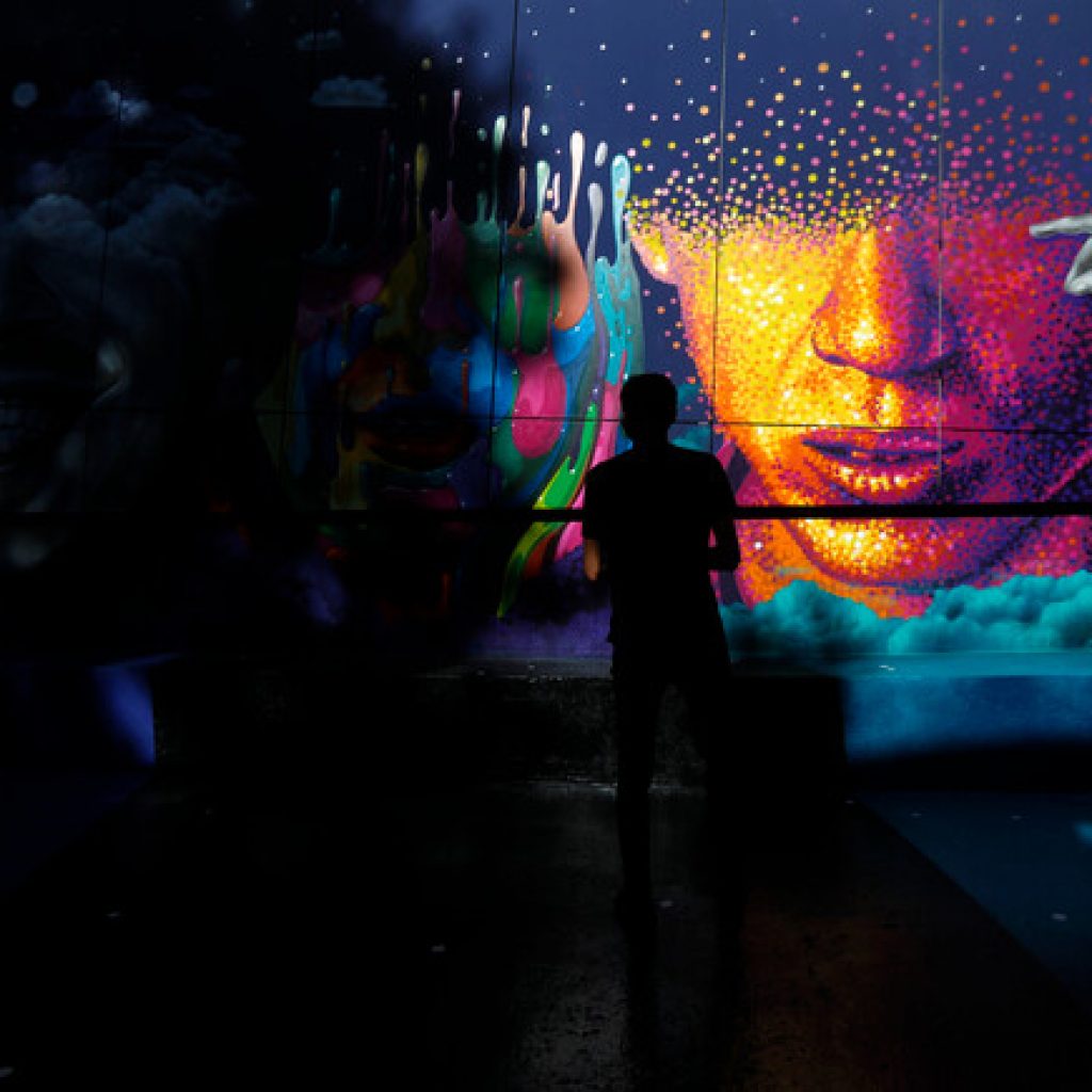 Entregan remodelación y restauración del Paseo Bandera en Santiago