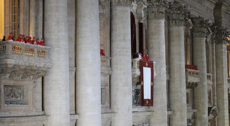 Covid-19: El Papa rezará el Angelus desde la biblioteca del Vaticano