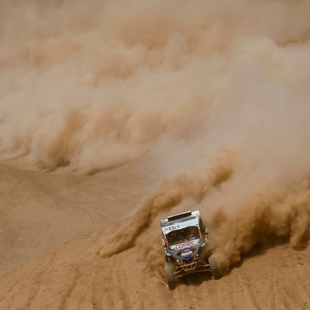 'Chaleco' López asiste a piloto accidentado y gana la Etapa 7 del Dakar